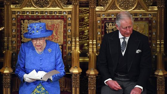La Reine Elisabeth II assiste à l'ouverture du Parlement britannique le 21 juin 2017. ©AFP - CARL COURT / POOL
