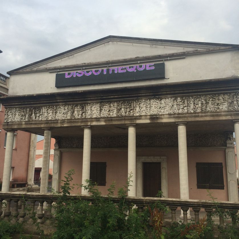 Discothèque "L'Empire", ex-Acropole, à Chilly-Mazarin.