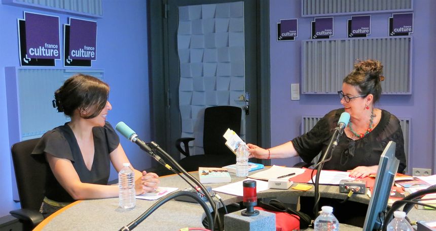 France Culture, studio 153... Florence Hinckel auteure du roman "Traces une intelligence artificielle détecte les futurs criminels" & La productrice Aline Pailler (de g. à d.)