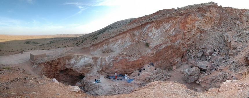 Sud du site Jebel Irhoud (Maroc) avec le chantier de fouilles archéologiques au centre. Au moment où le site était occupé par les premiers hominidés, il aurait été une grotte.