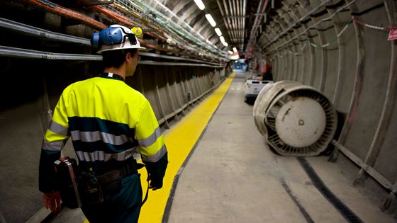 Un employé marchant dans un souterrain, Laboratoire de Bure ©AFP - Jean-Christophe Verhaegen