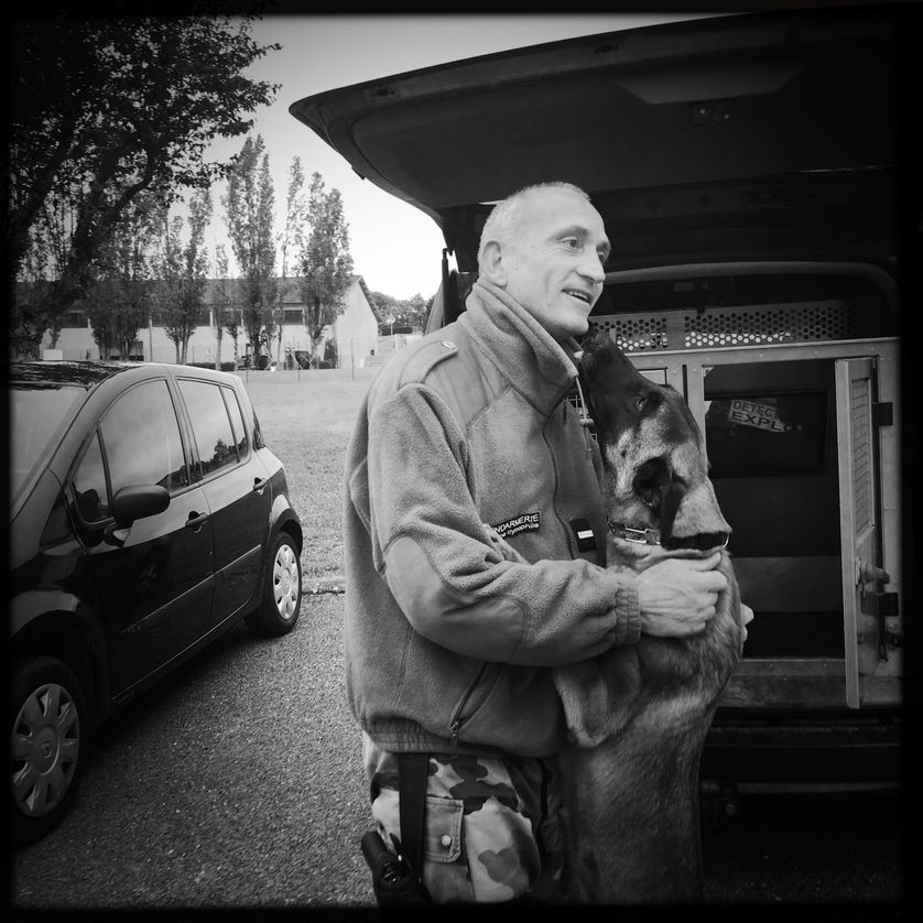 L’adjudant-chef Michaël Jouniaux et sa chienne Djera