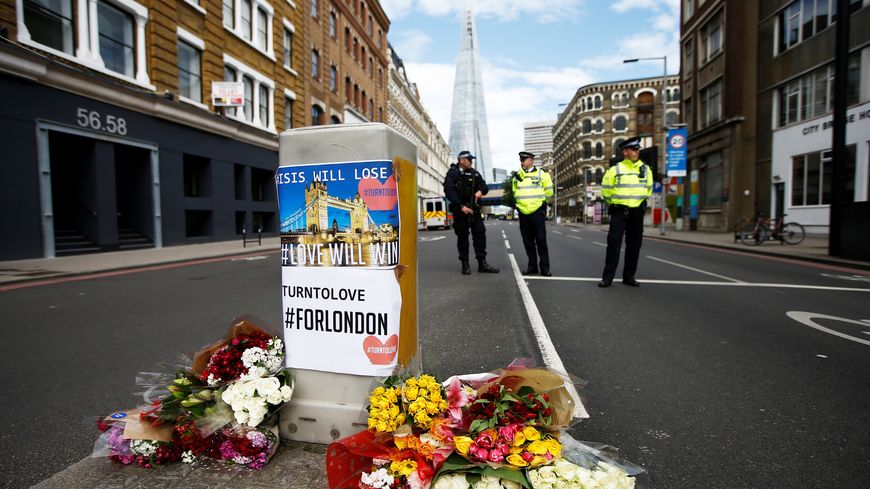Les hommages des londoniens aux victimes se multiplient