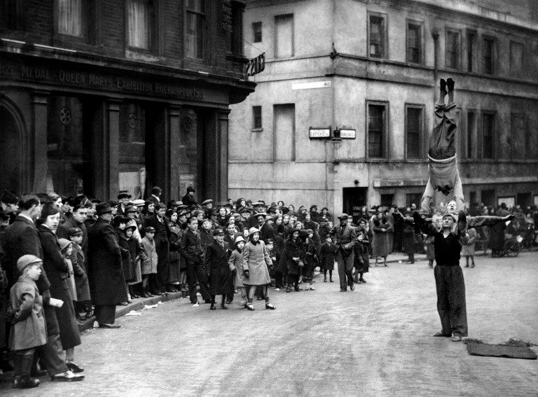 Photo de 1937 montrant une foule et des acrobates à Londres