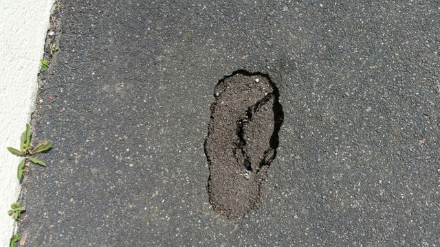 Par endroits, un an après, le sol de la comune de Bagneaux-sur-Loing continue de s'affaisser