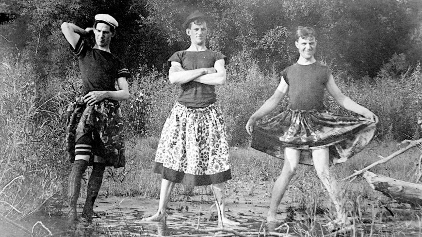 Trois hommes en jupe, 1905