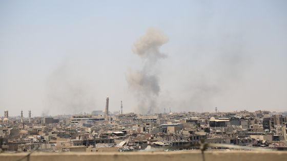 Explosion proche du minaret penché de la mosquée d'Al-Nouri à Mossoul le 21 juin 2017. ©AFP - Ali Salim / Citizenside