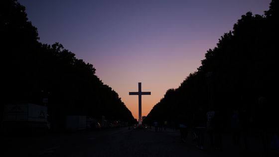 Silhouette de la croix d'un temple protestant ©AFP - Sophia Kembowski / DPA