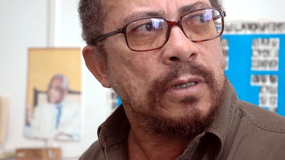 Raphael Confiant dans son bureau de l'Université Antilles-Guyane. Schoelcher, Martinique en 2006 ©Maxppp - Elise Fitte-Duval