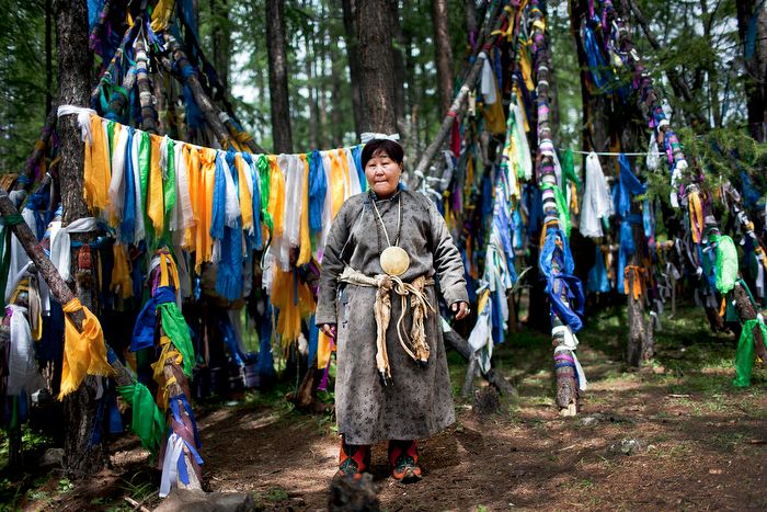 Un chaman se prépare pour la cérémonie dans le nord de la Mongolie, dans la province Khovsgol, 6 août 2012