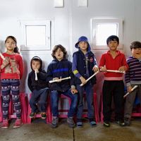 Avant l'arrivée des violons, les enfants se lancent en musique avec des flûtes à bec