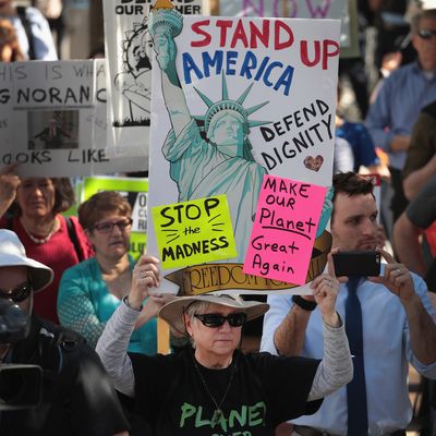 Manifestants à Chicago contre la décision de Donald Trump de sortir de l'Accord de Paris, 02/06/2017