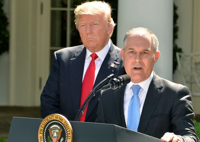 Donald Trump et Scott Pruitt lors de l'annonce du retrait des Etats Unis de l'Accord de Paris le 1er juin 2017