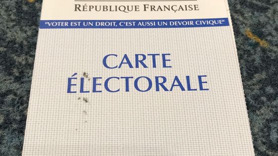 "Voter est un droit, c'est aussi un devoir civique" peut-on lire sur nos cartes électorales ©Radio France - Fabrice Lorvo