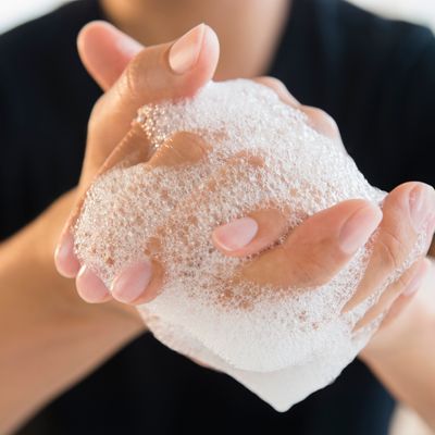 Bien se laver les mains suppose des temps précis de frottage, de rinçage, de savonnage