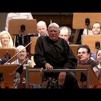 Jeffrey Tate lors d'une répétition avec l'orchestre symphonique de Hambourg