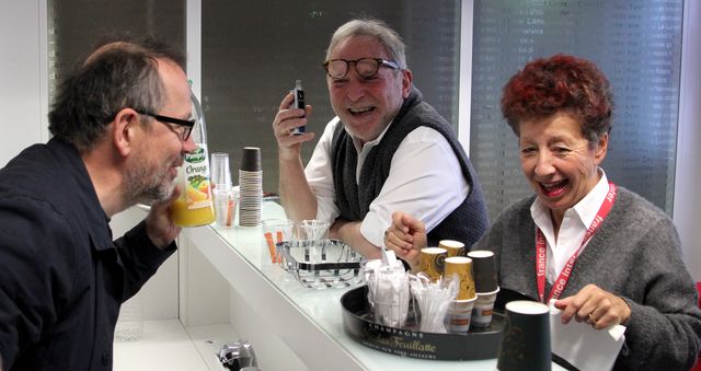 Thomas Legrand, Bernard Guetta et Laurence Bloch. Il me faudrait beaucoup plus que 200 caractères pour vous raconter la cause de cette hilarité contagieuse.