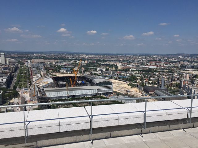 Le toit offre aussi une vue plongeante sur la future U Arena de Nanterre