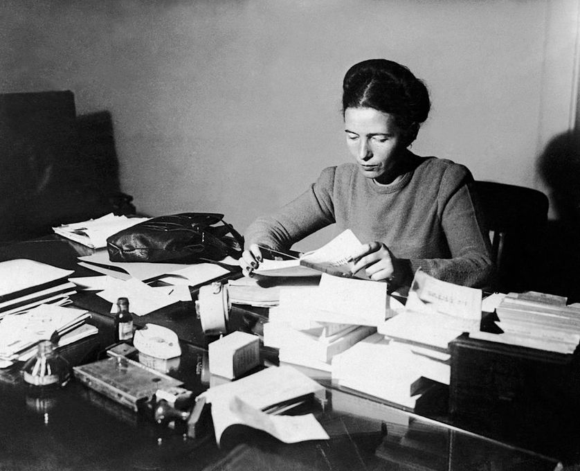 Simone de Beauvoir à son bureau en 1953