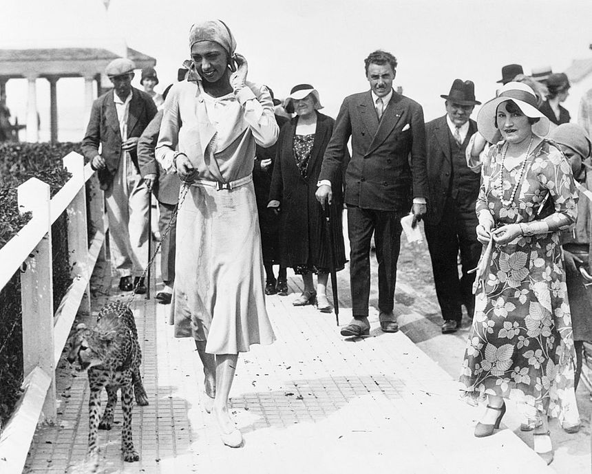 Joséphine Baker et son guépard Chiquita, en 1930, à Deauville.
