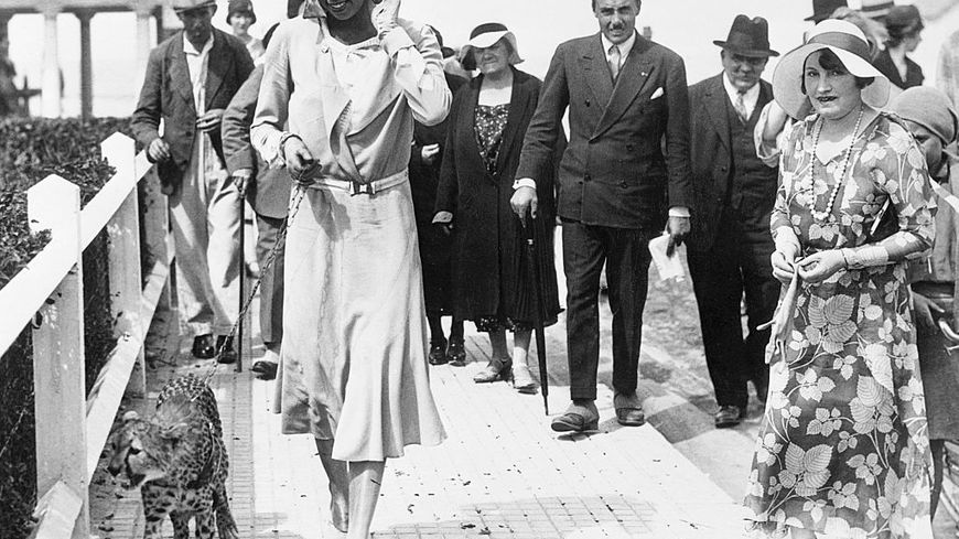 Joséphine Baker et son guépard Chiquita, en 1930, à Deauville.