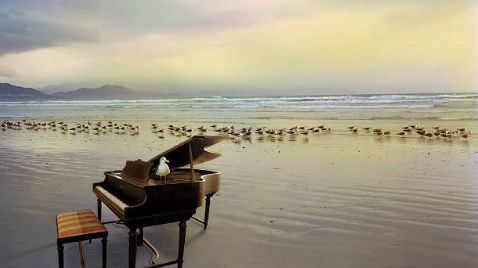 Mouette, soprano - en attente de son pianiste pour son récital sur la plage... ©Getty