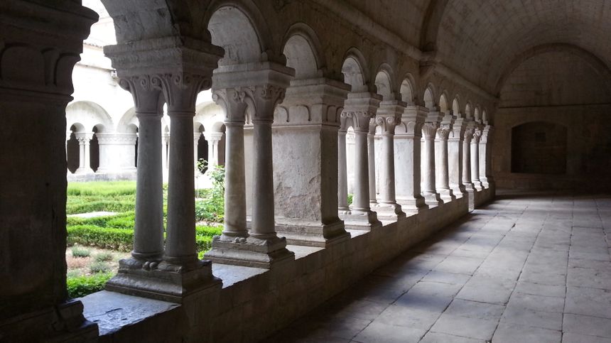 Cloître de l'abbaye de Sénanque à Gordes
