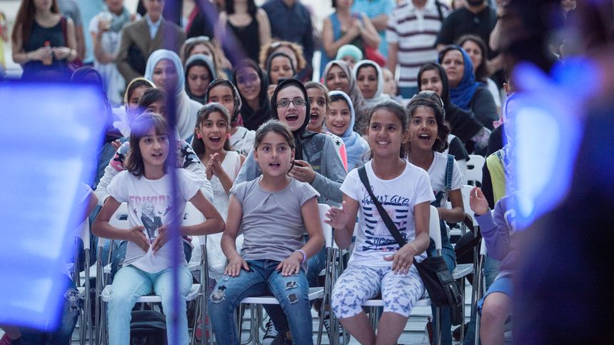 Les enfants dans le public chantent l'Habanera de Carmen