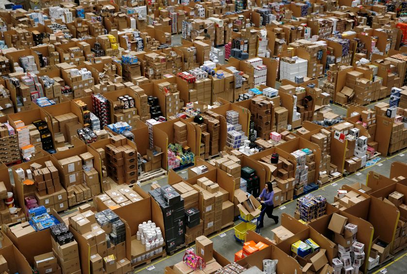 Travailleurs dans les allées d'un centre de stockage d'Amazon dans le nord de Londres le 25 novembre 2015.
