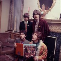 Les Beatles, le 19 mai 1967, présentent l'album "Sergent Pepper's Lonely Hearts Club Band" lors d'une conférence de presse lors de la sortie de l'album