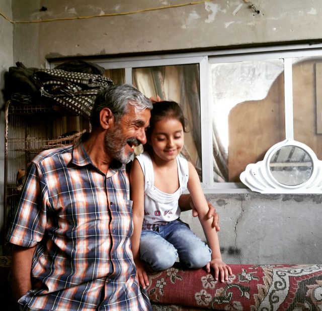 Salim habite avec sa famille à Khan Younes dans le quartier des réfugiés palestiniens. Il souffre comme ses voisins du manque de nourriture et d'électricité qui est coupée 20 h par jour depuis deux mois.