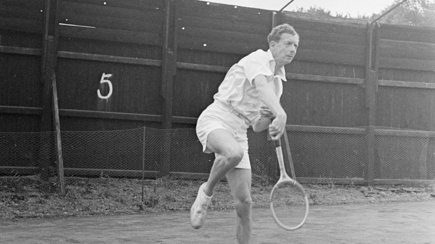 Le compositeur Benjamin Britten en pleine partie de tennis en 1949