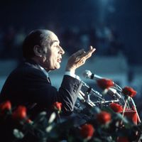 François Mitterrand en meeting pendant la campagne de l'élection présidentielle de 1974