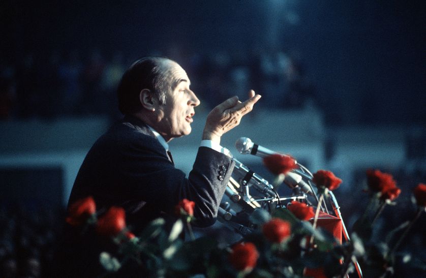 François Mitterrand en meeting pendant la campagne de l'élection présidentielle de 1974