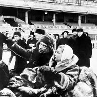 Le chanteur Yves Montand et sa femme, l'actrice Simone Signoret, font une promenade en traîneau dans les rues de Moscou, le 5 janvier 1957, lors de leur tournée en URSS.