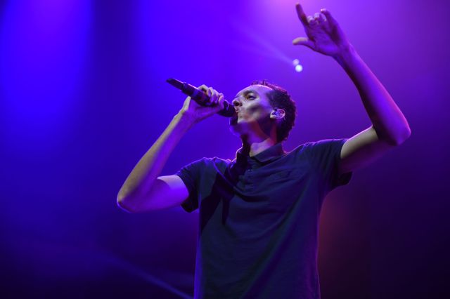 Gaël Faye chante sur la scène mythique de l'Olympia