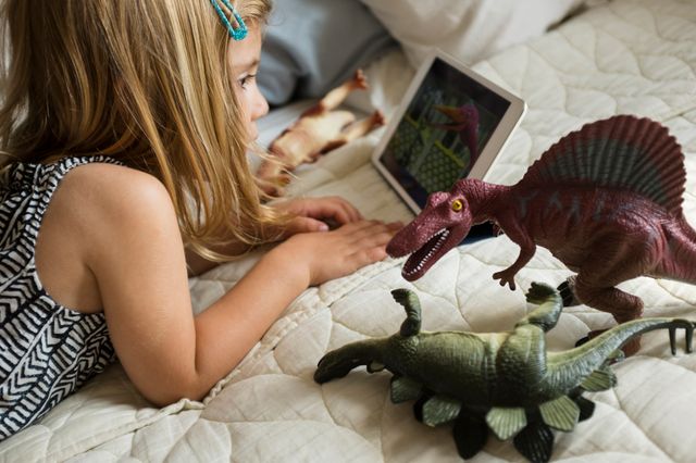 Anne-Lise Ducanda "Si l'enfant joue sur écran 30 mn puis va jouer aux petits soldats il n'y a pas de problème... Mais l'enfant délaisse ses jouets, même s'il a des jouets super-adaptés pour son âge : ce qu'il veut c'est les écrans".