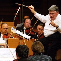 Jeffrey Tate dirigeant l'Orchestra dell'Accademia Nazionale di Santa Cecilia à Cologne