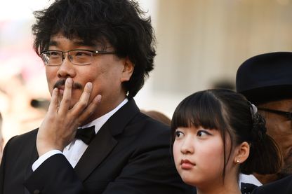 Le réalisateur sud-coréen Bong Joon-ho et l'actrice sud-coréenne Ahn Seo-hyun à leur arrivée le 19 mai 2017 pour la projection du film 'Okja' à la 70e édition du Festival de Cannes Le réalisateur sud-coréen Bong Joon-ho et l'actrice sud-coréenne Ahn Seo-hyun à leur arrivée le 19 mai 2017 pour la projection du film 'Okja' à la 70e édition du Festival de Cannes