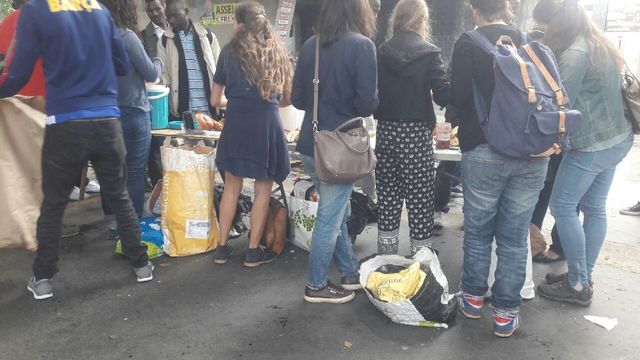 Distribution de petits déjeuners par le collection Solidarité migrants Wilson