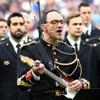 Quand la Garde républicaine entonne "Don't Look Back in Anger" d'Oasis en hommage aux victimes des attentats de Manchester et Londres, Stade de France, Paris 13 juin 2017