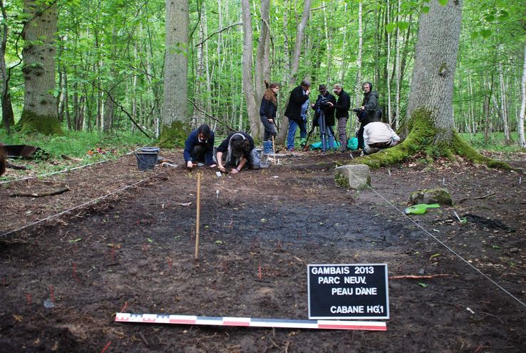 Une fouille de la cabane sous surveillance.