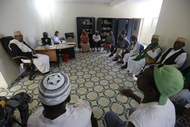 Un cadi, un juge de la communauté musulmane, écoute les personnes lors d'une session de la Cour cadique dans la ville de Sada, dans l'archipel d'Océan Indien d'outre-mer de Mayotte.