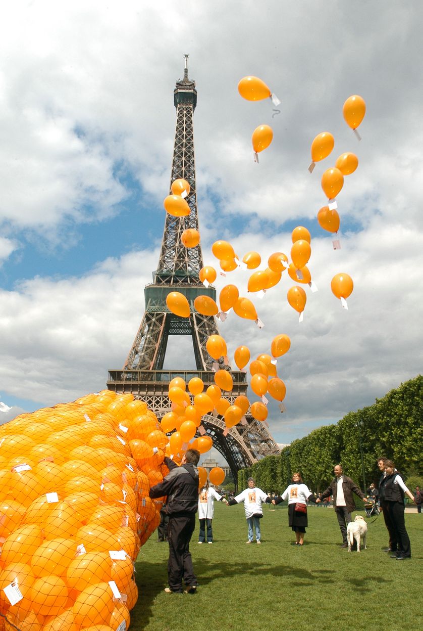 Des ballons sont lâchés le 25 mai 2003 lors de la journée Internationale des enfants disparus