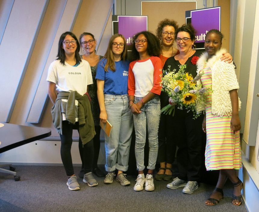 France Culture, studio 152... Les jeunes du club de lecture Lekri Dezados en Seine-Saint-Denis, Elodie Marchand, Valérie Beaugier & Aline Pailler et son bouquet ! ( de g. à d.)
