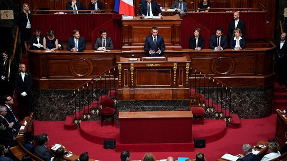 Emmanuel Macron à la tribune du Congrès à Versailles ©AFP - ERIC FEFERBERG / POOL / AFP