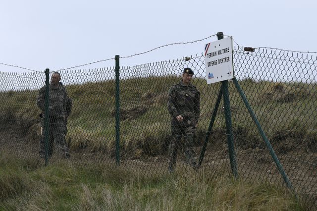 Le colonel Trevor Hill derrière une clôture de sécurité de l'île de Cézembre, le 23 mars 2017. - Damien Meyer (AFP)
