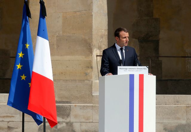 Emmanuel Macron annonce que Simone Veil reposera avec son époux Antoine au Panthéon.