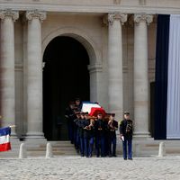 Les gardes républicains portant ce matin aux Invalides le cercueil de Simone Veil, décédée vendredi à l'âge de 89 ans