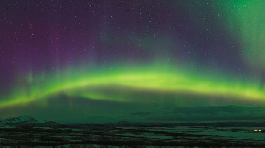 Apparition brillante des aurores boréales sur les montagnes en Laponie, au nord de la Suède
